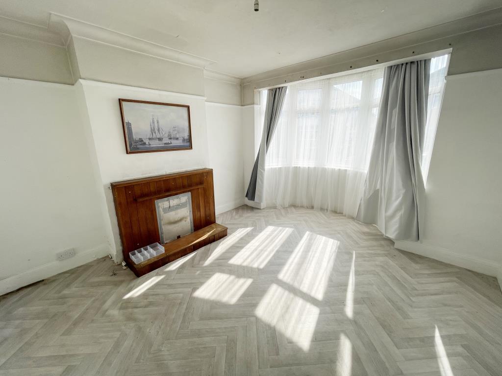 Lot: 31 - THREE BEDROOM SEMI-DETACHED HOUSE FOR IMPROVEMENT - Living room